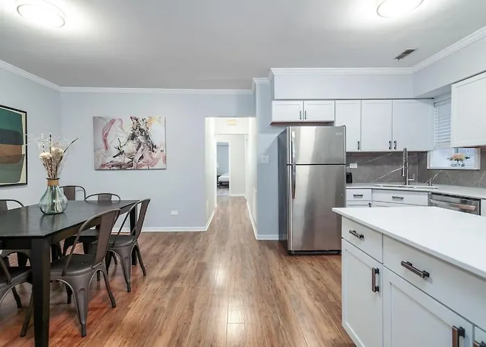Beautiful Remodeled Penthouse Unit In Old Town *