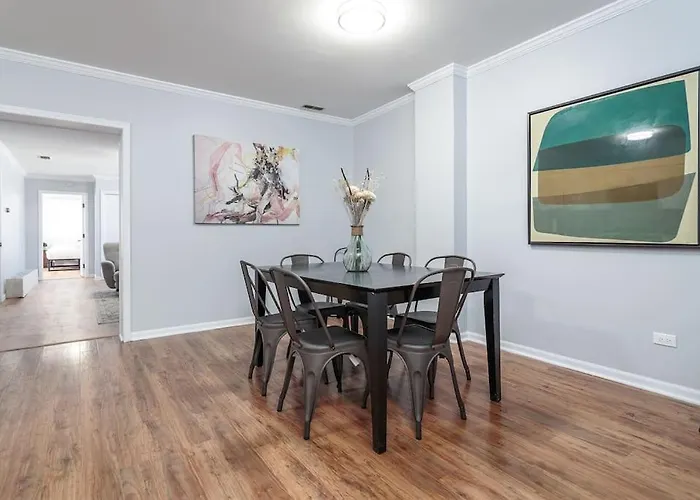Beautiful Remodeled Penthouse Unit In Old Town *