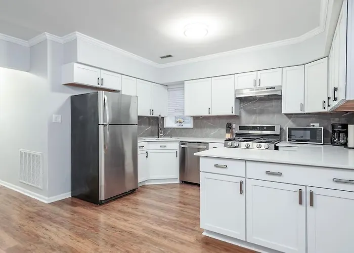 Beautiful Remodeled Penthouse Unit In Old Town